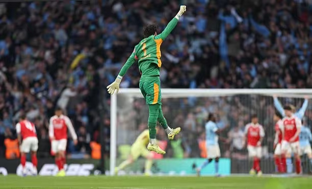 Traffords tre redninger på rad sikrer Manchester Citys niende ligacuptittel